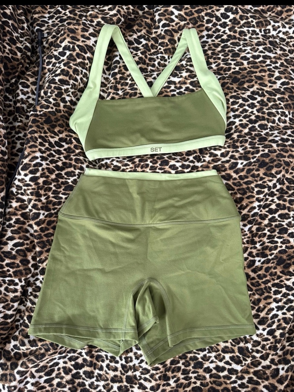 Set Active Olive Green Sports Bra & High-Waist Shorts Set